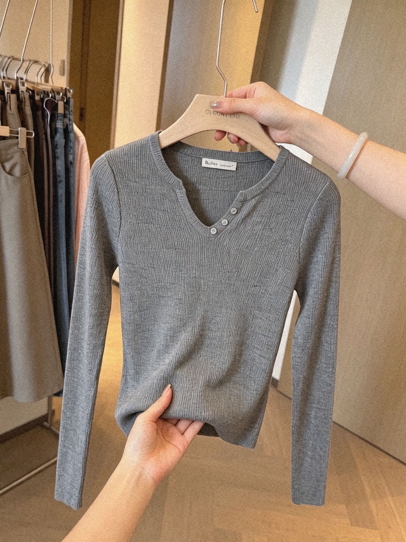 Designer V-Neck Women's Lazy Style Pullover Slimming Wool Knit Sweater Fall Inner Layer Base - Image 2